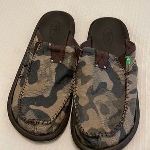 Sanuk size 9 camo